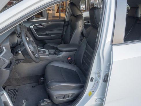 Used 2020 Toyota RAV4 XLE Premium image 8