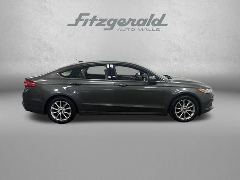 Used 2017 Ford Fusion SE w/ Fusion SE Technology Package image 9