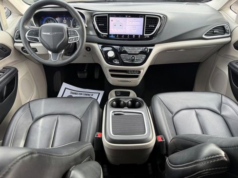 Used 2024 Chrysler Pacifica Touring-L FWD image 13