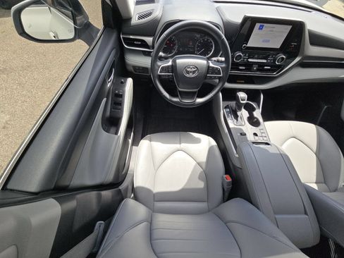 Used 2023 Toyota Highlander XLE FWD image 16