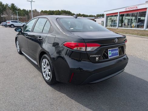 Used 2021 Toyota Corolla LE image 3
