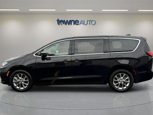 Used 2023 Chrysler Pacifica Touring-L image 2