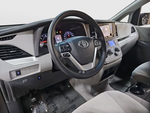 Used 2017 Toyota Sienna LE image 9