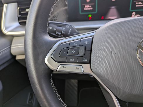 Certified 2025 Volkswagen Tiguan SE FWD image 24