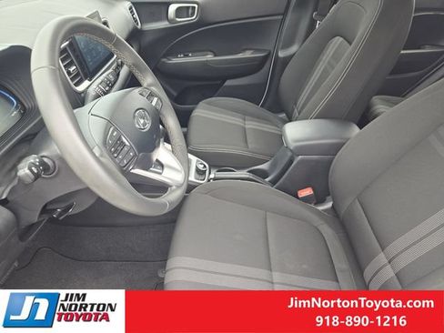 Used 2025 Hyundai Venue SEL FWD image 13