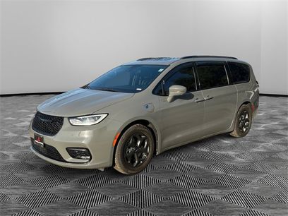Used 2021 Chrysler Pacifica Limited w/ Uconnect Theater Family Group