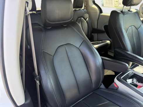 Used 2024 Chrysler Pacifica Touring-L FWD image 25