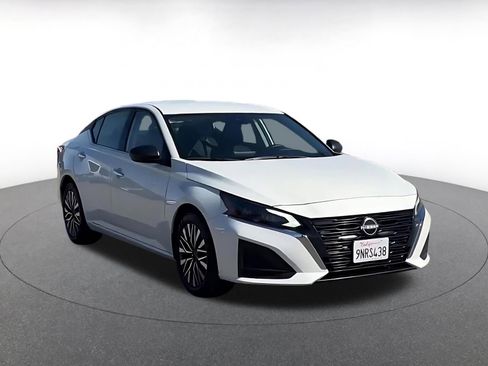 Used 2025 Nissan Altima 2.5 SV FWD image 2