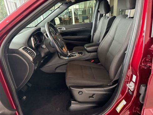 Used 2021 Jeep Grand Cherokee Laredo RWD image 3