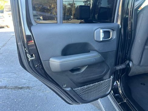 Used 2019 Jeep Wrangler Unlimited Sahara image 16