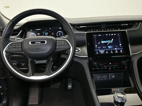 Used 2024 Jeep Grand Cherokee Laredo RWD image 15