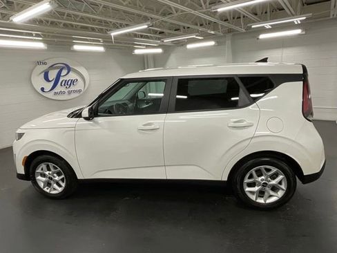 Used 2025 Kia Soul LX w/ LX Technology Package FWD image 2