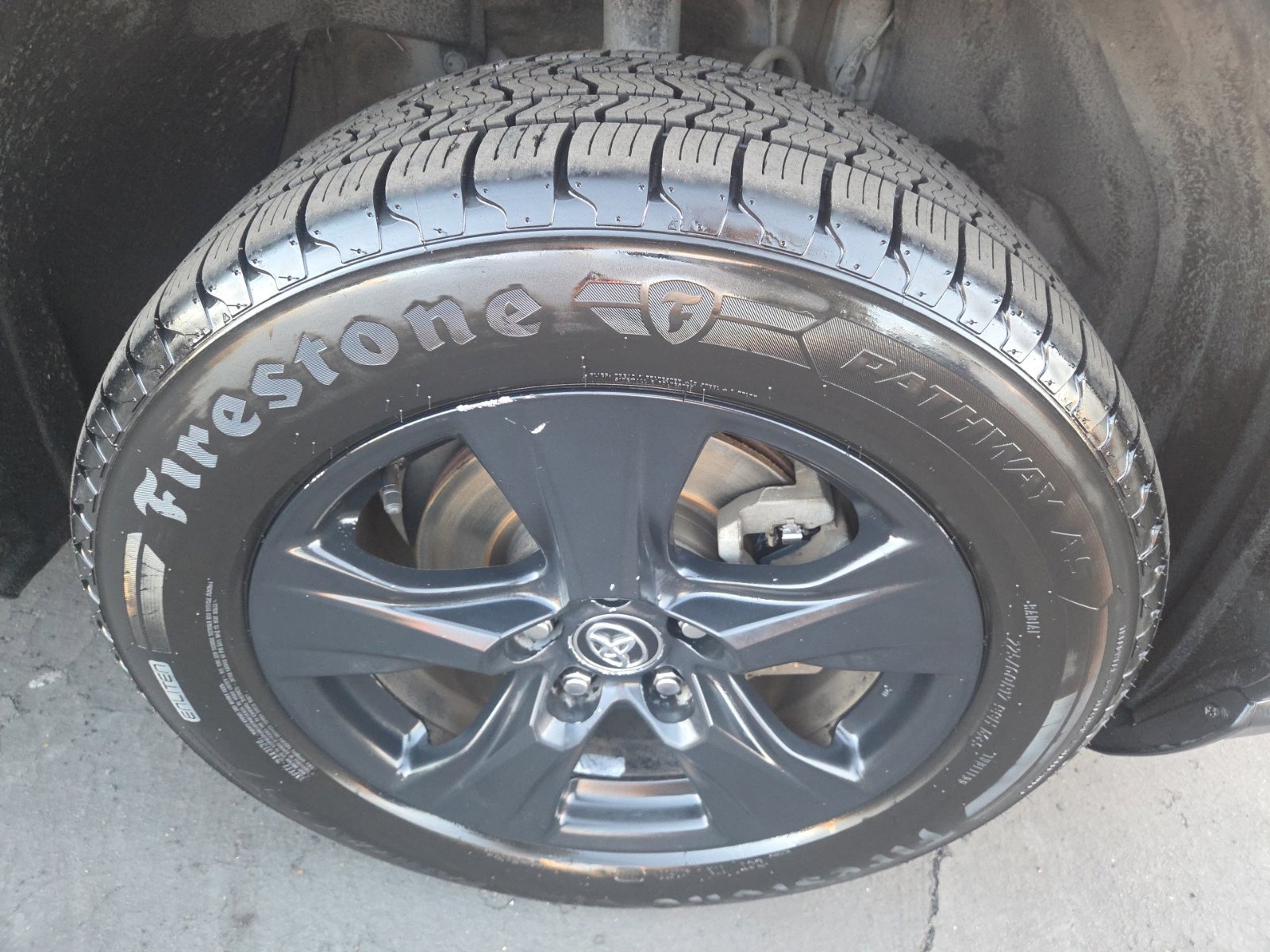 Used 2020 Toyota RAV4 XLE w/ Convenience Package FWD image 2