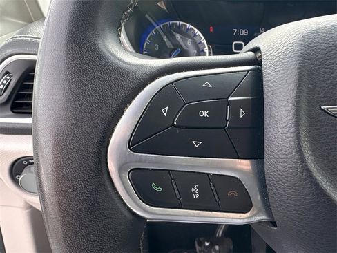 Used 2023 Chrysler Pacifica Touring-L image 19