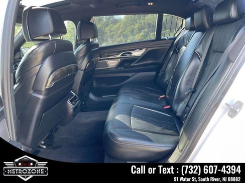 Used 2019 BMW 750i image 19