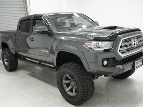 Used 2017 Toyota Tacoma TRD Sport w/ Tow Package AWD/4WD image 3
