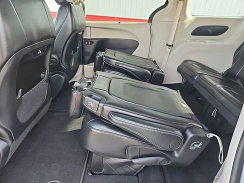 Used 2023 Chrysler Pacifica Touring-L image 37