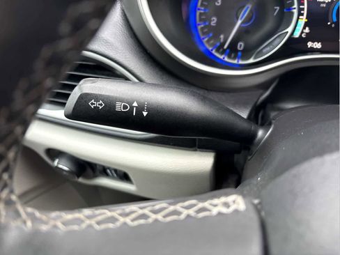 Used 2023 Chrysler Pacifica Touring-L image 26