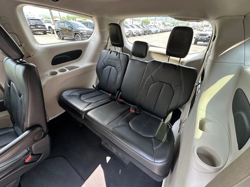 Used 2024 Chrysler Pacifica Touring-L FWD image 33
