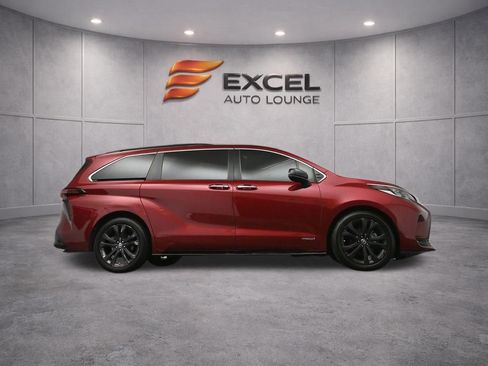 Used 2021 Toyota Sienna XSE FWD image 40