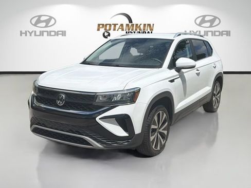 Used 2023 Volkswagen Taos SE FWD image 1