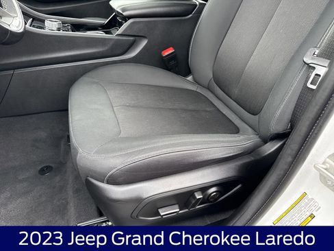 Used 2023 Jeep Grand Cherokee Laredo AWD/4WD image 11