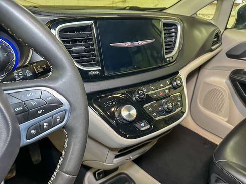 Used 2023 Chrysler Pacifica Touring-L FWD image 38