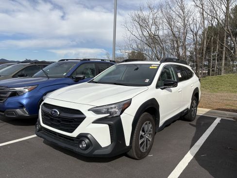 Used 2025 Subaru Outback Premium image 3