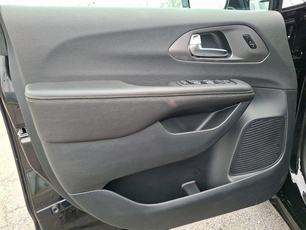 New 2026 Chrysler Pacifica Select FWD image 36