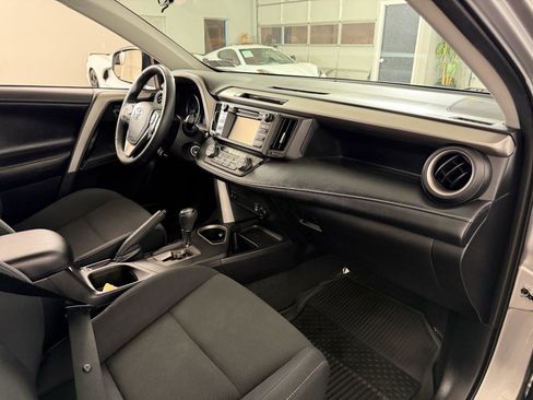 Used 2018 Toyota RAV4 XLE AWD/4WD image 32