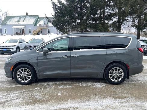 Certified 2022 Chrysler Pacifica Touring-L image 8