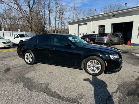 Used 2019 Chrysler 300 Touring w/ Sport Appearance Package image 7