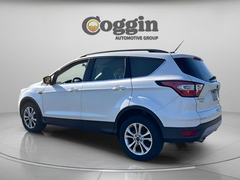 Used 2017 Ford Escape SE w/ Equipment Group 201A image 3
