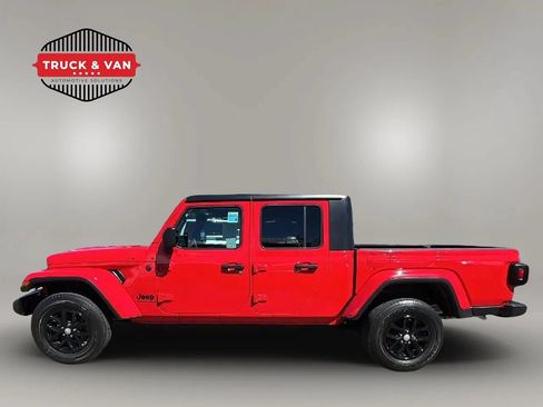 Used 2023 Jeep Gladiator Sport AWD/4WD image 3