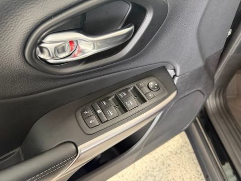 Used 2022 Jeep Cherokee Latitude Lux w/ Mopar Interior Package AWD/4WD image 9