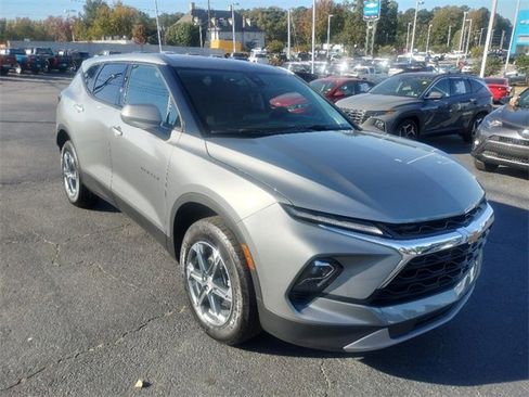 Used 2025 Chevrolet Blazer LT image 2