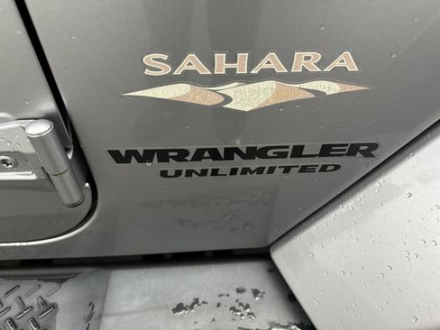 Used 2014 Jeep Wrangler Unlimited Sahara w/ Connectivity Group AWD/4WD image 11