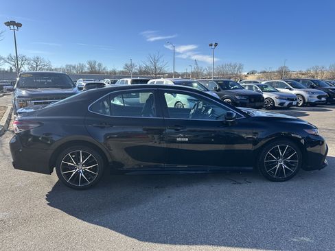 Used 2022 Toyota Camry SE image 3