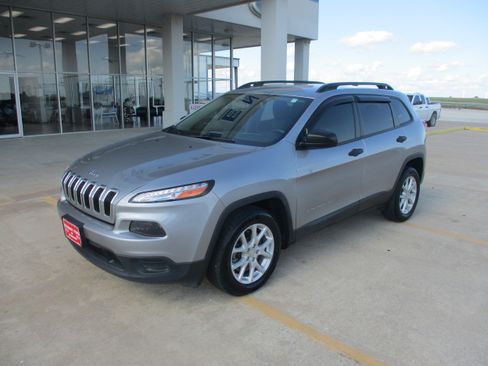 Used 2017 Jeep Cherokee Sport FWD image 2
