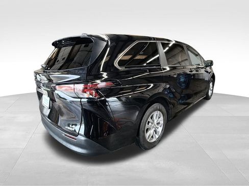 Used 2024 Toyota Sienna LE FWD image 8