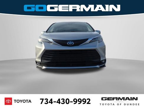 Used 2025 Toyota Sienna XLE image 3