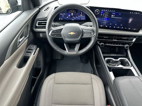 Used 2025 Chevrolet Traverse LT FWD image 17