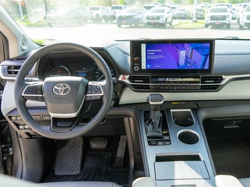 Used 2025 Toyota Sienna XLE w/ XLE Plus Package AWD/4WD image 16