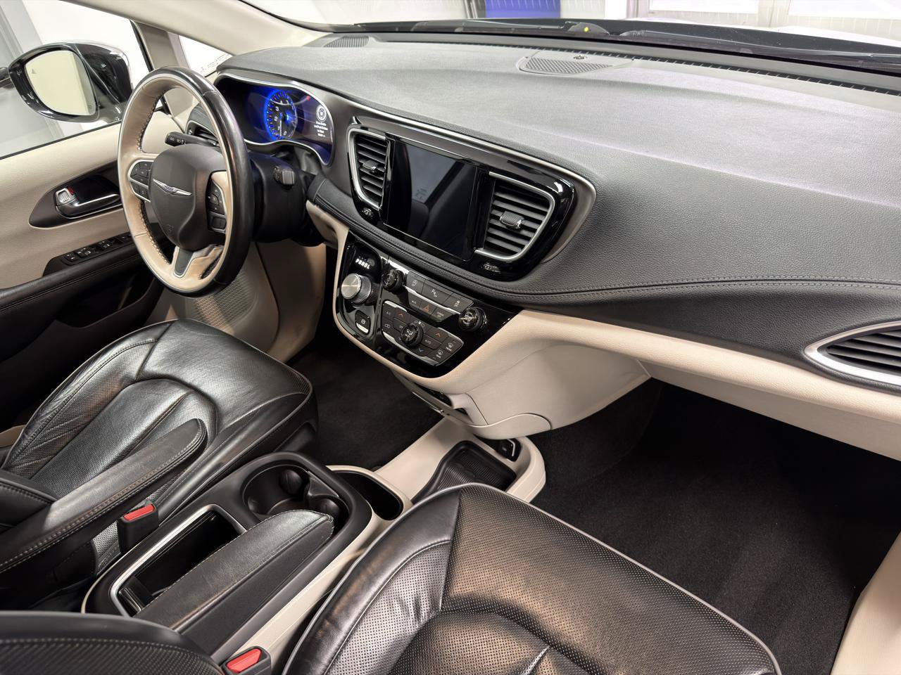 Used 2019 Chrysler Pacifica Limited FWD image 26