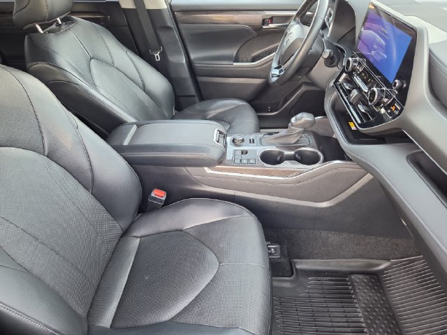 Used 2023 Toyota Highlander Limited AWD/4WD image 12