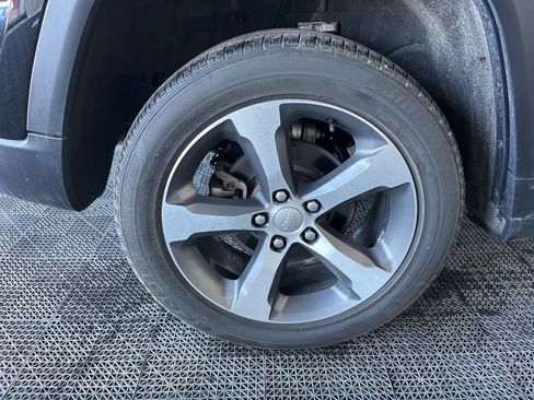 Used 2023 Jeep Grand Cherokee Limited image 23