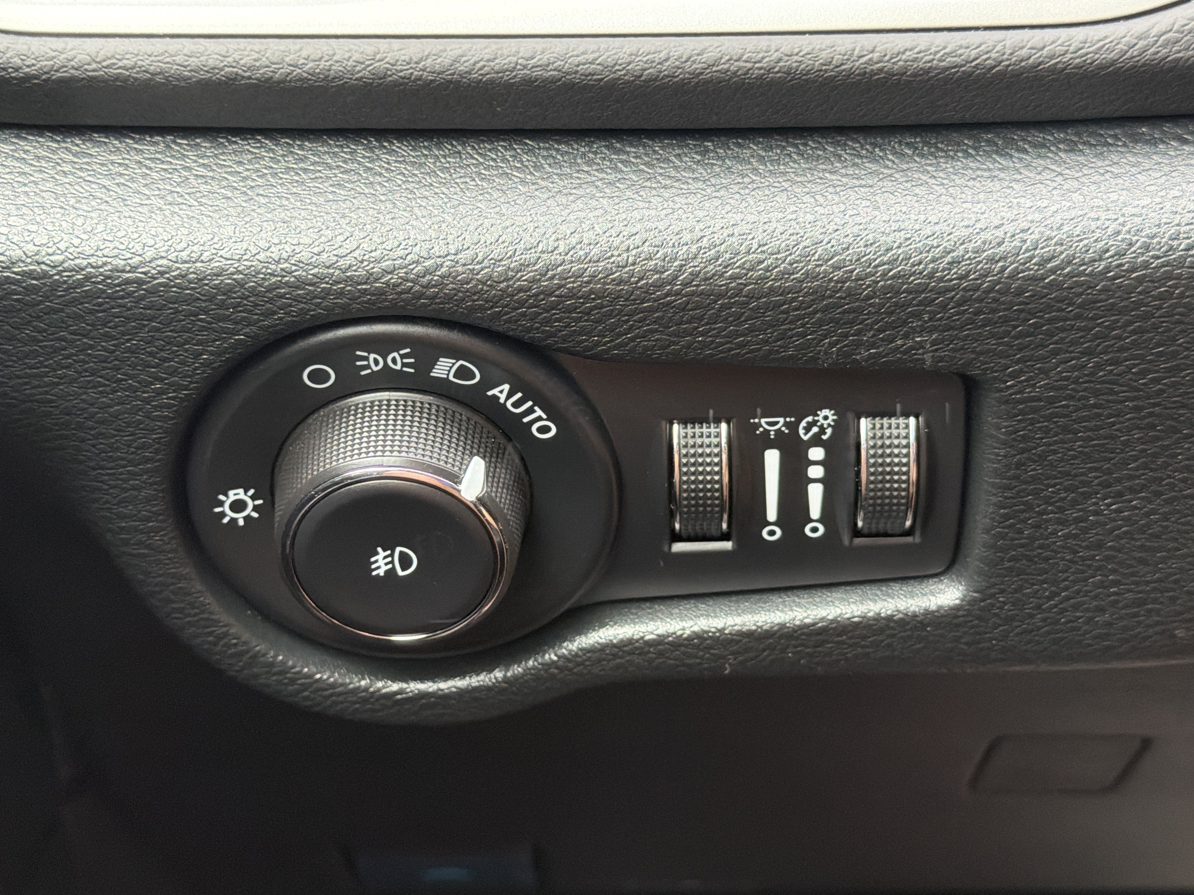 Used 2025 Chrysler Pacifica Select FWD image 28
