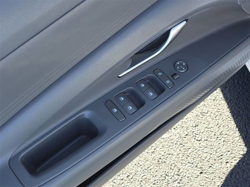 Used 2025 Hyundai Elantra SE image 18