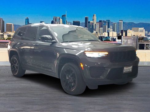 Used 2025 Jeep Grand Cherokee Altitude image 3