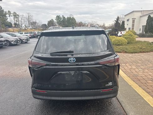 Used 2024 Toyota Sienna LE image 4